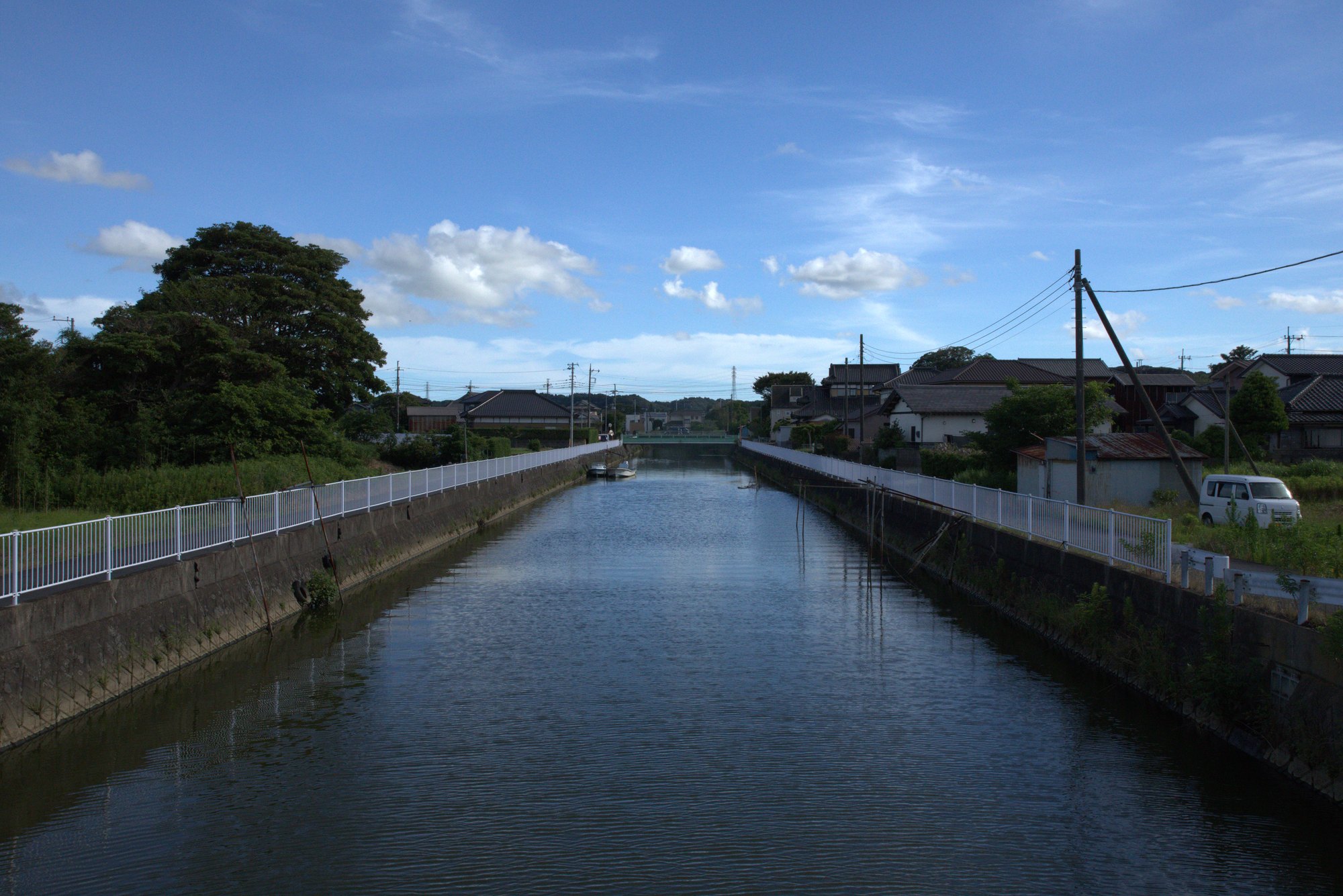 水路沿いの道|東庄町の風景